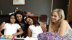 Ana Mar�a Mejuto Esmor�s y Maria Loureiro con las dos ni�as saharauis.
