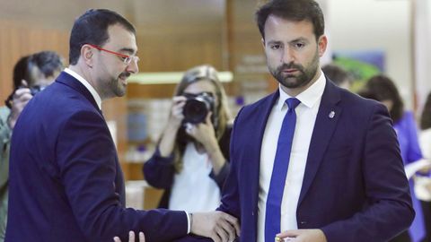 El presidente del Principado, Adri�n Barb�n (i) y el presidente del Partido Popular de Asturias, �lvaro Queipo (d), conversan en la Junta General del Principado