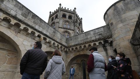 Durante las paradas, los visitantes pueden descubrir pequeos tesoros arquitectnicos