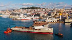 El buque, recin botado, con la flota gallega de Malvinas y la fachada de Vigo de fondo.