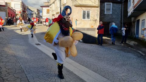 Viana acoge la mayor mascarada de la pennsula Ibrica.Las pantallas de Xinzo de Limia no faltaron al desfile.