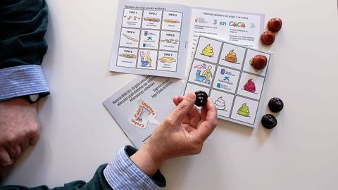 El tablero con las fichas del juego de la asociacin Asseii, dentro del proyecto Lo que las heces esconden