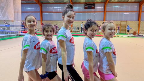 Las integrantes del Club Ximnasia Pavill�n Ourense con los brazaletes de la AECC