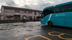 Un autob�s del servicio de transporte escolar, el jueves delante del colegio de A Capela