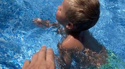 En la foto, la mano de Roberto Barcala y uno de sus hijos, en una imagen que este profesor hizo para demostrar la distancia que se debe mantener con los ni�os en el agua.