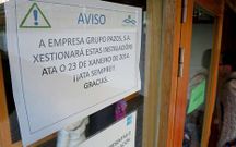 Carteles instalados en la piscina el pasado mes de enero para informar de su cierre.