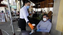 Los clientes con mascarilla son minor�a en las terrazas de la zona peatonal de Monforte