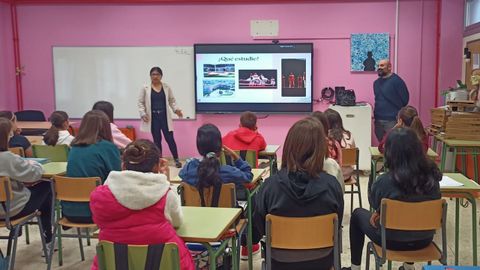 Emma Gala, en una de las charlas que dio en centros educativos de Burela. A la derecha, el teniente de alcaldesa, Mario Pillado