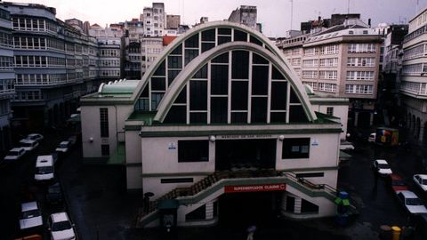 El 15 de septiembre de 1958 abra en el stano del mercado el primer supermercado de Galicia. La implantacin por la Comisara de Abastecimientos del supermercado significa un notable ahorro en los presupuestos familiares gracias al sistema directo de autoservicio, recoga el NO-DO a propsito de la visita del dictador para inaugurar el nuevo local.