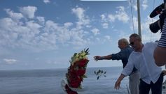 Luis Gorrochategui y Jos� Urquizu en la ofrenda floral a Juan Elcano