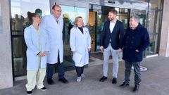 Isabel Dieste, Alfonso Varela, Elona Nez, Gonzalo Trenor y Manuel Ruiz, estuvieron en el hospital de Barbanza para anunciar la convocatoria de las plazas y dieron algunos detalles del proceso.