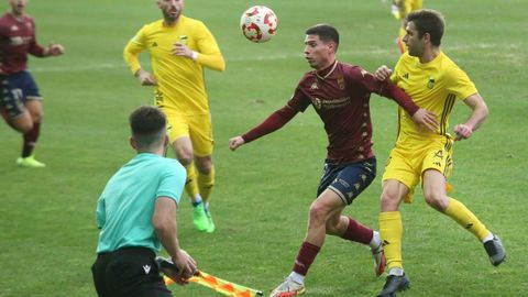 Brais Abelenda controlando un baln en un partido en Pasarn