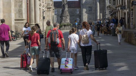 Un grupo de turistas, en una calle del centro hist�rico de Santiago.