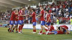 Baldrich es felicitado en el suelo por su gol, mientras el resto de sus compa�eros se congratulan por el �xito
