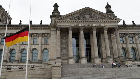 La bandera alemana ondea a media asta en el Reichstag, el parlamento alemn en Berln