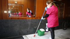 Personal de limpieza trabajando en un espacio com�n este jueves, en el edificio Parquemar de Viveiro