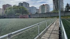 El c�sped artificial de los campos de f�tbol 7 est� visiblemente desgastado. 