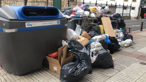 Basura amontonada en A Coru�a durante el conflicto del servicio de limpieza