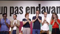 El ministro de Cultura, Ernest Urtasun (3d), el ministro de Derechos Sociales, Consumo y Agenda 2030, Pablo Bustinduy (2i), la ministra de Sanidad, M�nica Garc�a (3i), el coordinador federal de IU, Antonio Ma�llo (2d) y los diputado de Sumar, Lara Hern�ndez (d) y Gerardo Pisarello (i) aplauden al t�rmino del acto �Un paso adelante� organizado por Comunes, Sumar, M�s Madrid e IU en Barcelona