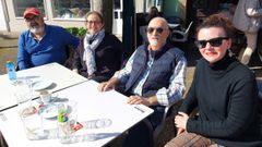 De izquierda a derecha, J. Vicente Villar, tesorero de la comunidad de aguas Nova Sa�de, y la presidenta, M.�Carmen P�rez; Carlos Neira, presidente Torrente, y Diana Cend�n, vicepresidenta de Nova Sa�de, el jueves en el Pinz�n, en Cedeira