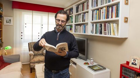 Xos� Antonio Andrade, en Carballo, rodeado desas lecturas das que se fornece 