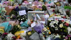 Numerosos tributos florales al diputado David Amess, apualado mortalmente el viernes.