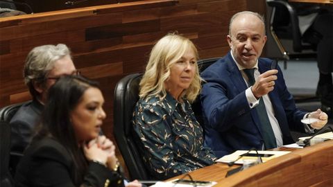 El diputado de Vox, Gonzalo Centeno (d) tras ser advertido por la presidencia por falta de respeto a un miembro de otro partido en el pleno de la Junta General durante la aprobaci�n de los Presupuestos de Asturias para el pr�ximo a�o