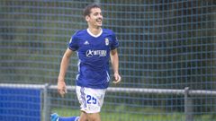 Lucas Laso celebra su gol durante el Vetusta - Lenense