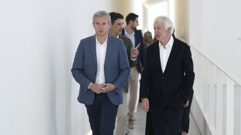 El presidente de la Xunta, Alfonso Rueda, y el propietario de Norvento, Pablo Fernndez Castro, en una visita guiada el pasado mes de julio