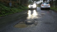 Bache en medio y medio de una carretera 