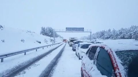�T� no llevas una pala para la nieve en el coche?