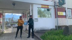 La Guardia Civil recibi� cajas de guantes de parte de los pulpeiros de O Carballi�o
