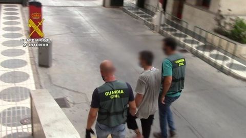 La Guardia Civil ha detenido en Melilla a un hombre buscado por las autoridades suecas que pretend�a llevar a su hija a Siria