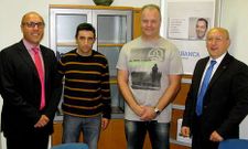 Juan Moreau Hombre (segundo por la derecha) firm� el convenio en nombre de la patronal. 