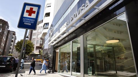 Pacientes en�la entrada principal del Hospital Ribera Povisa, ayer