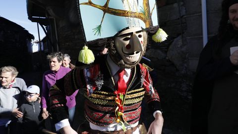 Os felos percorren Maceda.A comitiva co personaxe do entroido tradicional estn a percorrer os pobos do municipio e a Serra de San Mamede