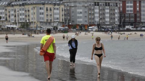 Dos socorristas se turnan estos d�as en la playa de Covas por el positivo de un tercer compa�ero