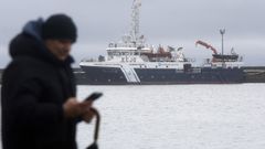 Embarcaci�n de Gardacostas en el muelle comercial de A Pobra