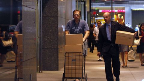 Dos hombres abandonan las oficinas de Lehman Brothers llevndose sus pertenencias, tras la quiebra de la compaa