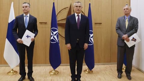 Los embajadores de Finlandia y Suecia entregan oficialmente su solicitud de acceso a la OTAN en un acto en Bruselas