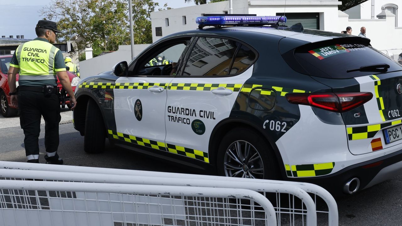 La Guardia Civil intercepta dos coches con droga en la A-8, uno en Castropol que procedía de Ferrol y otro en Navia