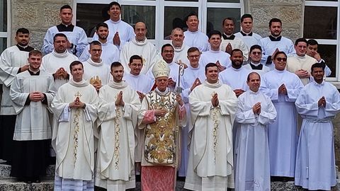 Tres nuevos sacerdotes en la di�cesis de Ourense: Jaime Vales Bola�o,  Francisco Blanco �lvarez Y Carlos Barreira Blanco, con el obispo de Ourense, monse�or Leonardo Lemos, di�conos y sacerdotes en el Seminario Mayor.