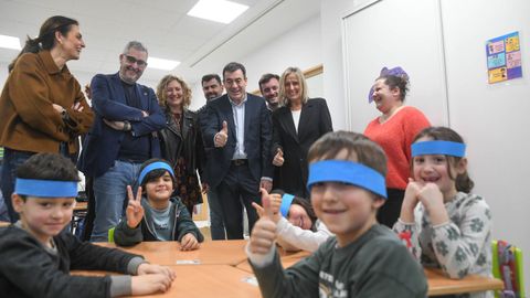 Blas Garc�a (izquierda) coincidi� con Rom�n Rodr�guez en la presentaci�n�en el CEIP Agro do Mu��o del programa �Galicia explora o ceo� vinculado al eclipse. Durante la visita le traslad� las necesidades del colegio A Ma�a, construido hace tres d�cadas y cuya cubierta hace aguas.