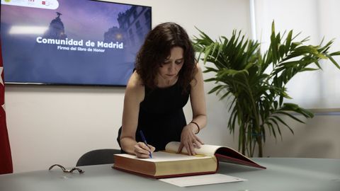La presidenta de la Comunidad de Madrid, Isabel D�az Ayuso, firma un libro este lunes, en la C�mara Espa�ola de Comercio en Ciudad de M�xico.