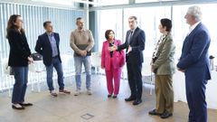 El conselleiro de Educación, Román Rodríguez, reunido este miércoles con varios expertos para el desarrollo de un plan de bienestar digital en las aulas.