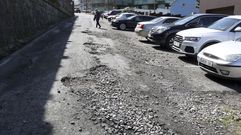 Pavimento destrozado en la calle Maiola, en las cercan�as del IES de Canido.