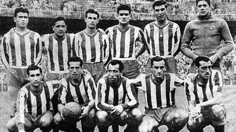 Arsenio (abajo, primero por la izquierda), cuando era jugador del Deportivo, en los a�os 50, antes de un partido ante el Real Madrid