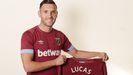 Lucas Pérez presentado con el West Ham