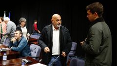 Tino Fernández (PSOE), conversa con Guille Juncal (PP), antes de arrancar el pleno de  este lunes en Pontevedra