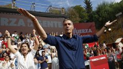 Pedro S�nchez, con Mar�a Jes�s Montero, en el primer mitin de la precampa�a del PSOE para las elecciones generales del 29N.
